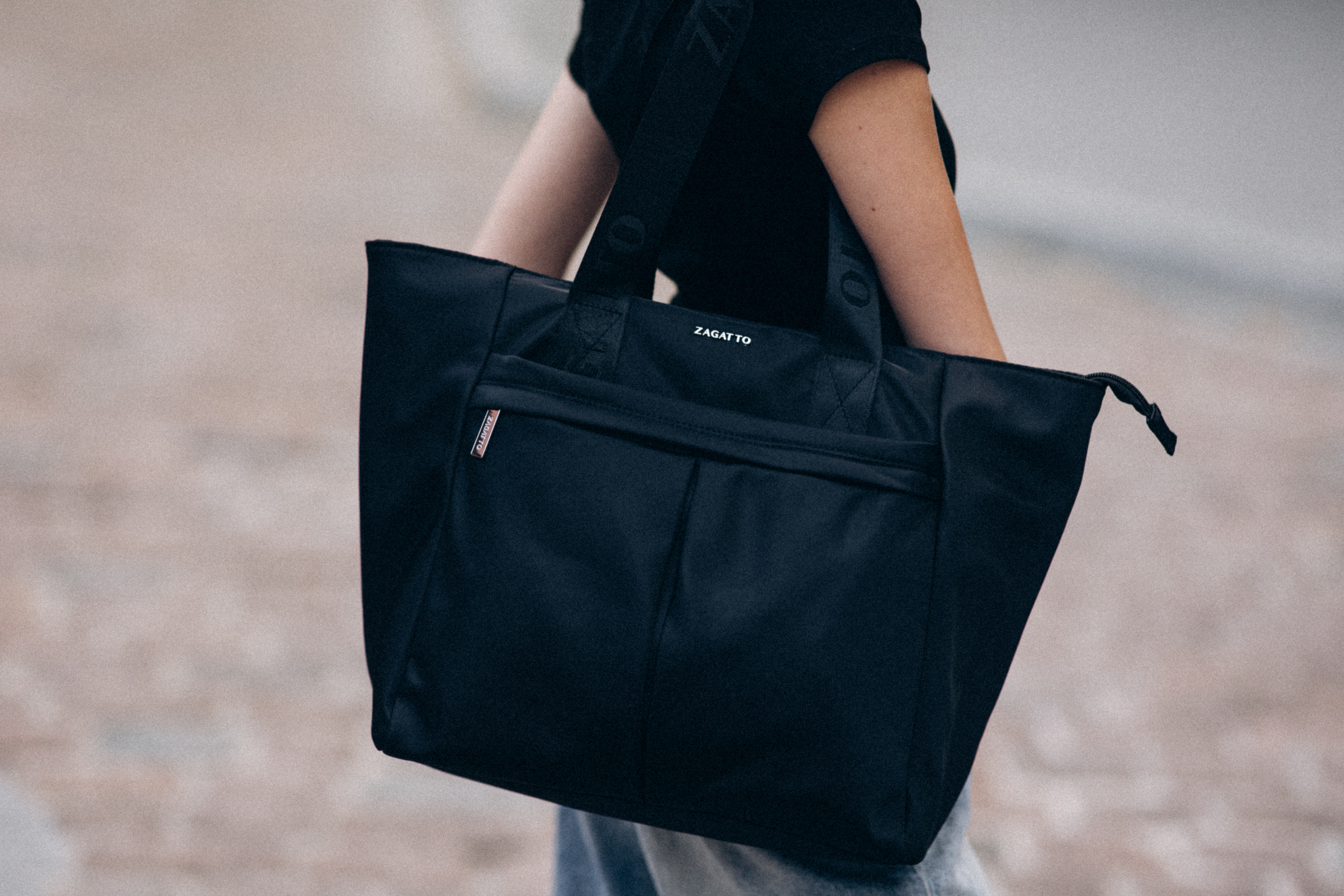 Duża torebka typu shopper – jak ją zorganizować, by w 3 sekundy znaleźć klucze i telefon?